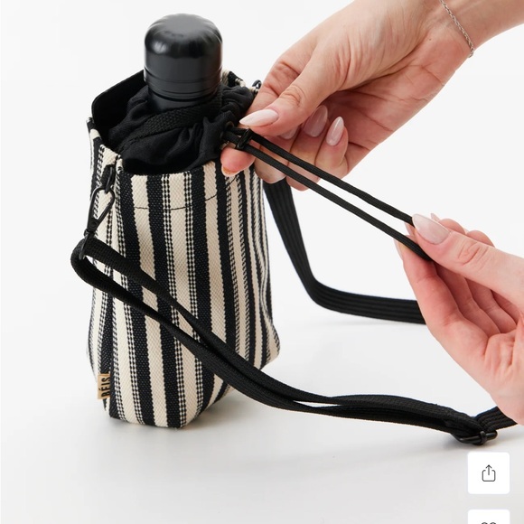 Beis Water Bottle Crossbody - Picture 4 of 9
